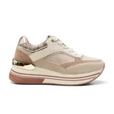 Championes urbanos Korium Mila D24, con plataforma, cordones negros, capellada negra con detalles en beige y animal print.