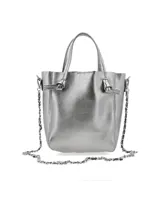 Cartera plateada de cuero texturizado, con doble asa corta y correa larga de cadena.
