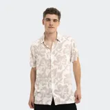 Camisa de manga corta con estampado floral sutil.
