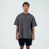 Remera gris de manga corta con cuello redondo y estampado lateral con texto.