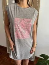 Remerón gris con estampado cuadrado de diseño cachemir rosado en el frente.