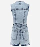 Mono corto de jean con efecto marmolado en tonos celestes y blancos. Presenta escote en V, sin mangas, cierre frontal de botones y trabillas en la cintura.