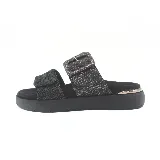 Sandalias de plataforma baja color dorado, con dos tiras horizontales, una con textura tejida y otra con hebilla.