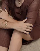 Anillo dorado con diseño abstracto con aberturas.