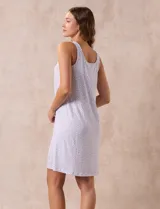 Camisón corto de tejido suave color lila con estampado de manchas difuminadas. Tiene escote redondo con botones y detalle plisado en el pecho.
