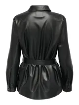 Camisa negra de eco cuero con cuello clásico, cierre frontal con botones a presión, dos bolsillos con solapa en el pecho, mangas largas con puños abotonados y cinturón ajustable en la cintura.