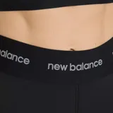 Shorts deportivos negros New Balance Sleek WS51182BK, de tiro alto y corte ajustado. Confeccionados en tejido elástico con tecnología NB DRY de secado rápido y logo estampado en la cintura.