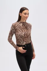 Remera negra de manga larga con cuello alto, confeccionada en viscosa y elastano, de corte ajustado.