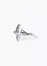 Anillo plateado de acero quirúrgico con forma de clave de sol.