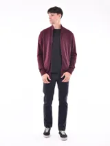 Campera negra con cierre frontal, cuello alto y puños con ribete celeste.