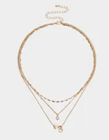 Collar corto dorado multicadena con dije de corazón y letra R.