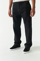 Pantalón jean negro de corte amplio y tiro medio.