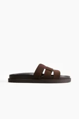 Sandalias marrones con acabado cepillado suave, tira ancha, punta redondeada y plantillas preformadas.