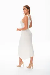 Vestido midi color beige, de tejido de punto acanalado, con escote redondo y breteles anchos.