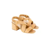 Sandalias de cuero color camel con tiras cruzadas acolchadas, talón elástico fruncido, taco ancho de 6 cm y punta cuadrada.