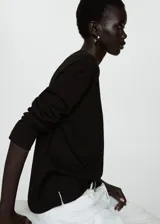 Remera color beige de manga larga con cuello redondo.