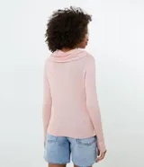 Blusa negra de viscosa con cuello ancho y mangas largas.