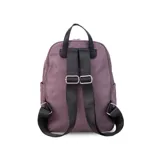Mochila negra de nylon con cierre principal y dos bolsillos frontales con cierre.