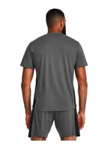 Remera deportiva Under Armour Challenger color azul con paneles laterales en celeste y logo estampado en el pecho.