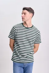 Remera de manga corta con cuello redondo y estampado a rayas horizontales blancas y verdes.