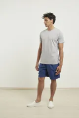 Remera celeste de algodón con escote en V y logo de ancla en relieve.