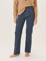 Jean recto de gabardina color marrón/camel, con pespuntes contrastantes en color negro. Presenta un detalle de atraque rojo en el bolsillo trasero.