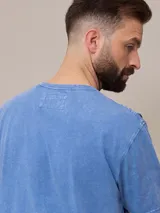 Remera celeste de algodón con cuello redondo y bolsillo en el pecho.