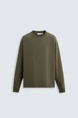 Camiseta verde militar de manga larga con cuello redondo y corte relaxed fit.