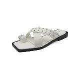 Sandalias blancas con tiras cruzadas y ojales metálicos.