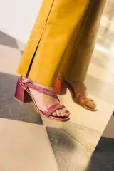 Sandalias de cuero color fucsia con tiras finas cruzadas y strass.