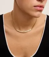 Collar corto dorado con cadena serpiente y placa con strass de diferentes formas.