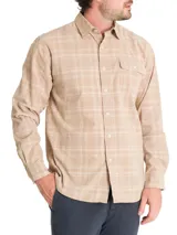 Camisa de franela de algodón orgánico a cuadros en tonos azul, gris y verde. Tiene cuello camisero, manga larga, un bolsillo en el pecho y cierre con botones.