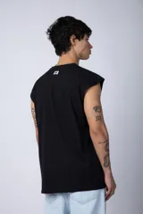 Musculosa blanca de algodón con corte estilo sudadera y sisas amplias.