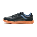 Zapatillas urbanas Caterpillar modelo Pause Retro, color negro con detalles en azul y suela color ladrillo.