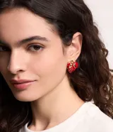 Aros de botón con forma de frutilla esmaltada en rojo con detalles en dorado.