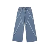 Pantalón de jean celeste, corte ancho y diseño de líneas cruzadas con flecos en el frente.