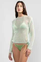 Sweater de tejido calado color celeste, de manga larga y con cuello bote.