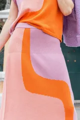 Falda tejida midi con diseño geométrico en colores naranja, amarillo y verde agua.