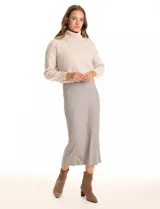 Falda midi color rosado, de la marca Zac & Rachel, con pretina ancha elastizada y tejido con lurex. Presenta un corte vertical en la parte trasera.