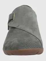 Zapato marrón de cuero con empeine cerrado y ajuste de velcro.