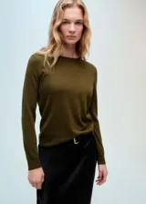 Sweater verde oliva de tejido de lana con cuello redondo y mangas largas.