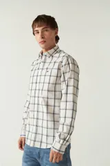 Camisa de manga larga a cuadros rojos y negros, de corte slim fit, con cuello abotonado y logo bordado en el pecho. Confeccionada en algodón.