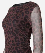 Vestido midi ajustado de tule color marrón con estampado de leopardo negro, cuello redondo y mangas largas transparentes.
