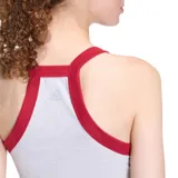 Musculosa Adidas ajustada, color gris melange, con ribetes y tirantes en color rojo. Presenta el logo 'adidas' bordado en hilo rojo en el centro del pecho.