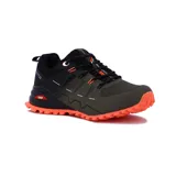 Zapatillas de trekking color caqui con detalles en negro y naranja.