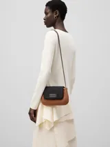 Mini bolso bandolera de rafia color marrón y negro, con cierre de solapa y correa larga regulable.