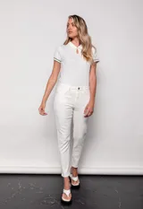 Pantalón chupín negro de tiro medio con textura similar al denim.