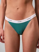 Conjunto Calvin Klein de ropa interior, compuesto por un corpiño triangular de algodón acanalado color verde esmeralda con elástico blanco con logo de la marca y una tanga de algodón acanalado color verde esmeralda con elástico blanco con logo de la marca.