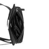 Bandolera negra con correa ancha de tela ajustable y hebilla de plástico. Tiene solapa con cierre magnético y placa metálica con el logo de Guess.