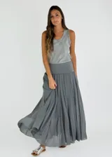 Pollera larga de algodón color gris, con cintura ancha elastizada.